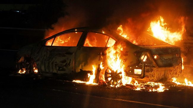 Mobil terbakar